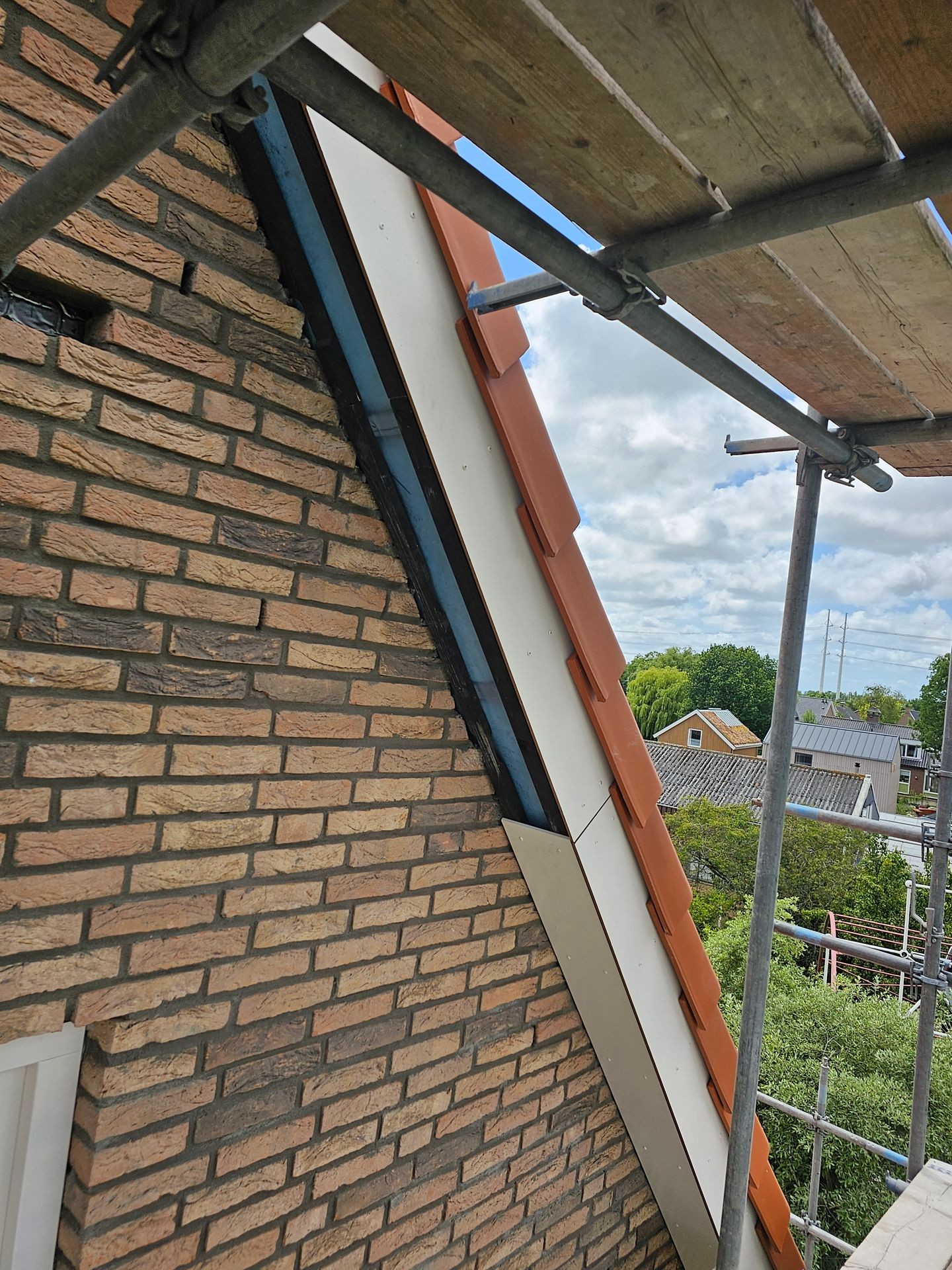 Stevige houten dakconstructie tijdens renovatie