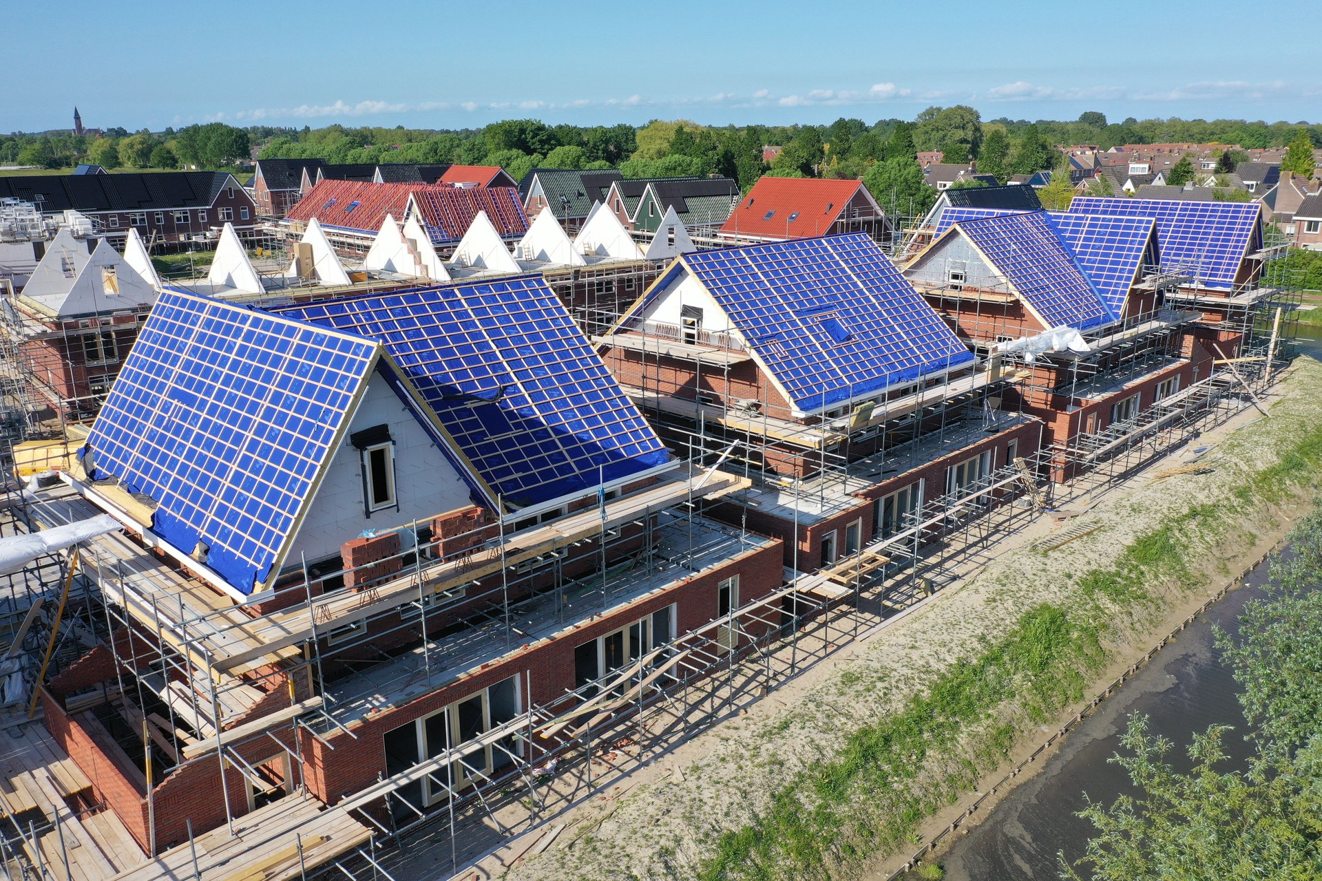Dakgoten en dakbedekking worden gelijktijdig gemonteerd op nieuwbouw