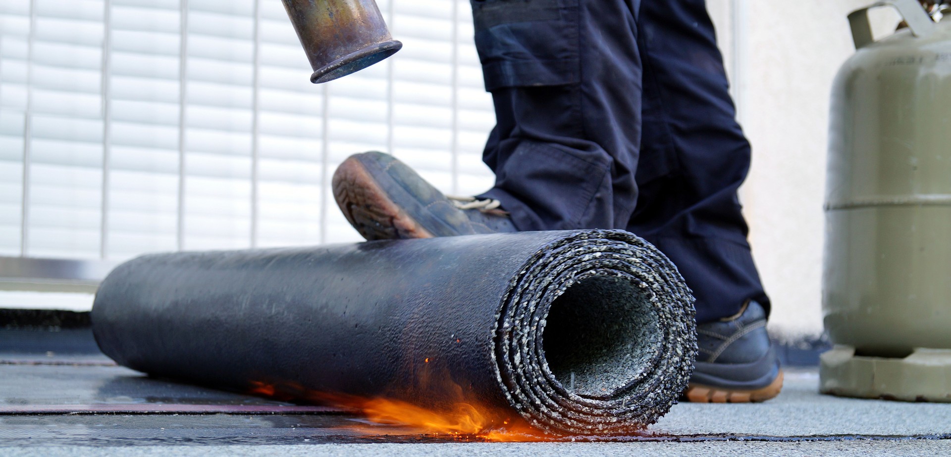 Nieuw aangelegd plat dak met bitumen dakbedekking